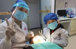 萌娃變身「小牙醫」，親手幫爸爸「檢查」牙齒，看牙再也不害怕啦