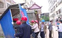 農村大學生支書到任，強力拆除違法違規建築，拆除台階護坡建築。