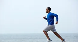 看看這兩位跑者，他們這樣跑步，可能有這3點原因