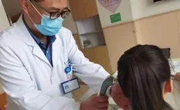 杭州媽媽看了眼女兒耳朵，瞬間嚇壞！同天另一個孩子也…