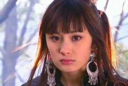 整容前冰清玉潔，恬靜靈逸，整容後嫵媚妖嬈，容色絕麗