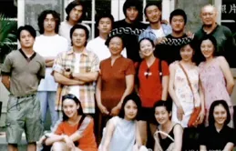 他長得帥，演技好，才華橫溢且幽默，出道以來零緋聞，娶大妻子