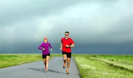 備戰馬拉松，每月多少跑量合適，一周一個半馬，月跑量200+行不