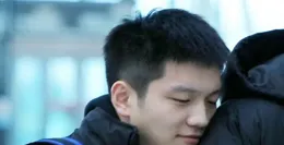 國乒深夜出征！馬龍幹練，王楚欽時尚孫穎莎搶鏡，球迷送行