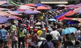 台媒直擊防疫降級前「超恐怖」畫面：菜巿場內擠爆