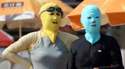 我女朋友整天往臉上糊各種水各種霜，皮膚還是很不好，毛孔粗大，皮膚糙，有什麽好的護膚品可以明顯改善的？