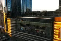 （上）為變瘦，她讓怪物鉆進了自己的身體裏