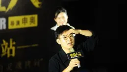 女生面試穿什麽顏色的正裝？