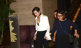 宋佳也是敢穿，襯衫故意敞開扣子露「內衣」，走路帶風氣質更拽