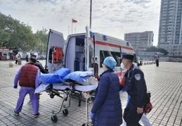 氣暈了！小夥吵架後抽搐被緊急送醫，醫生在他頭上套上塑膠袋......