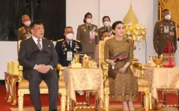 蘇提達試水摸索新造型，搭配水果胸針耳環，腳踩十五厘米恨天高