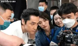 胡歌90後妻子罕見素顏現身，兩人拉薩遊玩，顏值平平卻俘獲男神