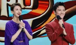 張蕾這氣質真不凡，穿紫色連衣裙高級優雅，真不愧是央視出來的