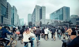 回顧逝去的八零年代，有幸福也有不安，致我們的青春歲月。