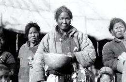 1949年衣衫襤褸的朱引梅找到政府：我不乞討，找縣委書記有事