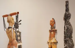 評展｜惠特尼雙年展：虛張聲勢的「大」，缺少靈魂的AI