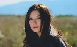 時隔兩年，「女商人」趙薇再度現身，面色滄桑，難掩眼角皺紋！