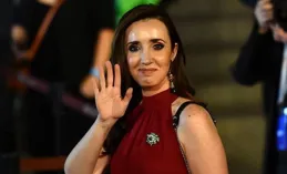 春天別總穿襯衫了，「奶奶衫 高腰裙」又火了，溫柔顯瘦還提氣質