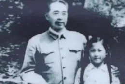 1961年，和周恩來在廬山合影的小女孩，長大後成了全國人大代表
