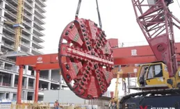 今年穿褲子別再「塞褲腳」了，學下面潮人這樣穿，高級顯瘦顯腿長