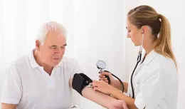 高血壓不能沾煙酒？醫生直言：不要心存僥幸，3個後果你承受不住