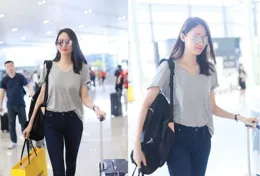 馬伊琍穿搭真的很隨性，穿卡通T恤配闊腿褲，不知道的以為是路人