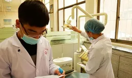 臉色暗黃的人，不靠護膚品如何在日常生活中改善調理膚色?