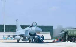 台島F16將「有機無人」，解放軍用巴鐵戰術，殲10掛4枚霹靂15