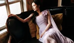 今年春夏流行糖果色，楊冪的紫色水果糖色甜美又高級，趕快學起來