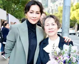 劉嘉玲帶78歲母親日本賞櫻花母女神同步，帶弟弟奢享魚子醬美酒