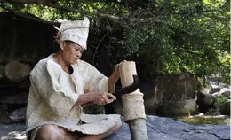 中國少數民族，竟然用劇毒的樹皮做成衣服！穿在身上不怕中毒嗎？