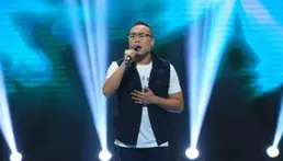 那英重現高馬尾戴眼鏡造型，顛覆形象展現利落女強人魅力！