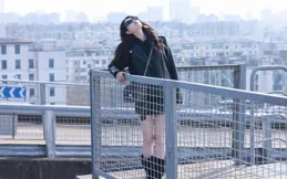 白鹿成為MK大中華區代言人，西裝牛仔，披散長發，慵懶隨意有型