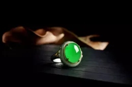 分享一塊莫西沙場口的翡翠原石切開後如何？