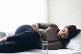 女子深夜腹痛丈夫不敢亂摸，入院後又誤診，燈光一照醫生直接笑了