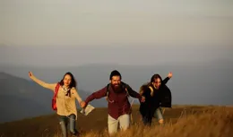 一生遇見的人，最終與誰相伴，都是命運的歌謠