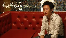 45歲鄧超和李乃文上海拍戲，風吹現禿頂，明星也逃不開禿頂煩惱