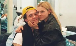 貝克漢一家海上旅遊，兒媳抱著婆婆腿合影，兩人還一起跳舞