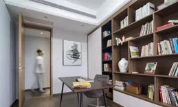 發現北京一家三口的「溫馨客廳書房」，書櫃環繞，書香四溢，高級