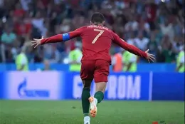 連續兩場戴帽！39歲的C羅為何還這麽強？請看這張照片……