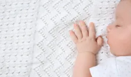 給寶寶戴防撓手套，預防寶寶抓傷自己？這些「危害」比抓傷臉嚴重