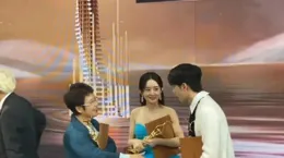 王一博由杜華保駕護航，得到趙麗穎認可，前途無量