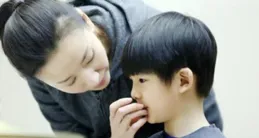 董潔吃兒子零食，頂頂穿秋衣秋褲不讓拍，摟著媽媽脖子撒嬌超幸福