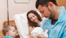 太驚訝了！小男孩帶孩子竟比爸爸還熟練，讓自己爸爸繼續玩遊戲