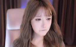 因褲子太緊有勒痕，鬥魚米塔被判違規，本人在直播間崩潰大哭