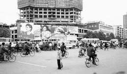 爺爺奶奶去世後，大伯建議每年聚餐照舊，家族群裏28人無一人回