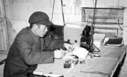 1949年，小戰士從報紙上認出父親，連長：別鬧了！那可是兵團司令