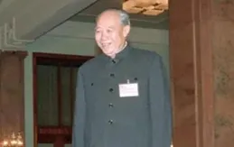 79年汪東興公開與鄧公唱反調，劉少奇的材料是起因，鄧公十字反問