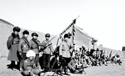 1940年一國軍軍長投敵，連長果斷投奔八路軍，10年後大名家喻戶曉