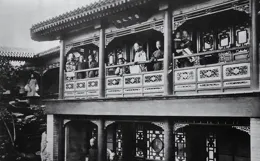 晚清老照片：納粹將猶太女人衣服扒光